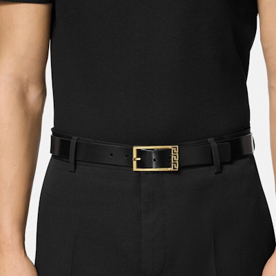 VERSACE Cinturón de Piel Negra con Hebilla Metálica Grabada con Logo - 3CM. 1015105-1A08779_1B00V Purchase VERSACE Cinturón de Piel Negra con Hebilla Metálica Grabada con Logo - 3CM. 1015105-1A08779_1B00V