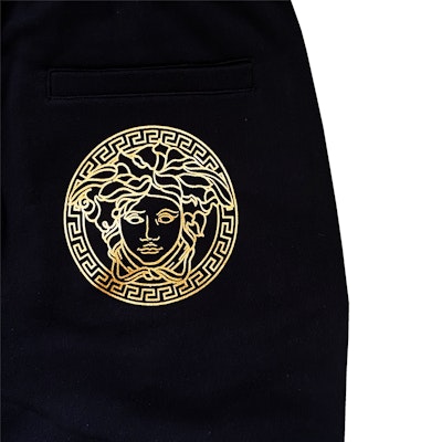 VERSACE 黑色徽标松紧腰徽章休闲裤 运动裤 A89515S-A234889-2B150 Shop VERSACE 黑色徽标松紧腰徽章休闲裤 运动裤 A89515S-A234889-2B150