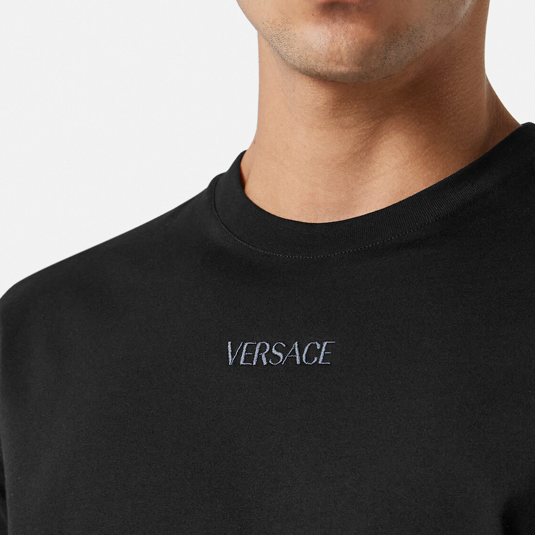 VERSACE  Black Short-Sleeve T-Shirt with Logo Embroidery Design 1013945-1A09484-1B000 圖 6