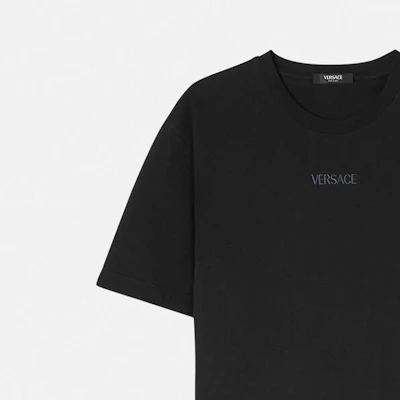 VERSACE Camiseta Negra de Manga Corta con Diseño de Logo Bordado 1013945-1A09484-1B000 Sizing VERSACE Camiseta Negra de Manga Corta con Diseño de Logo Bordado 1013945-1A09484-1B000