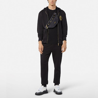 VERSACE 黑色V Logo圓領短袖T恤 E72GAHT04-ECJ00T-EG89 Lookbook VERSACE 黑色V Logo圓領短袖T恤 E72GAHT04-ECJ00T-EG89