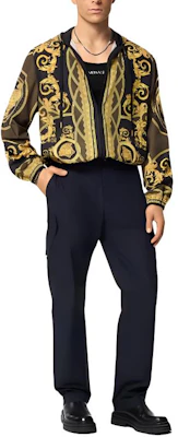 Chaqueta con Capucha Estampada Negra y Amarilla de VERSACE con Diseño de Patrón. 1014855-1A11381-5BC60 Lookbook Chaqueta con Capucha Estampada Negra y Amarilla de VERSACE con Diseño de Patrón. 1014855-1A11381-5BC60