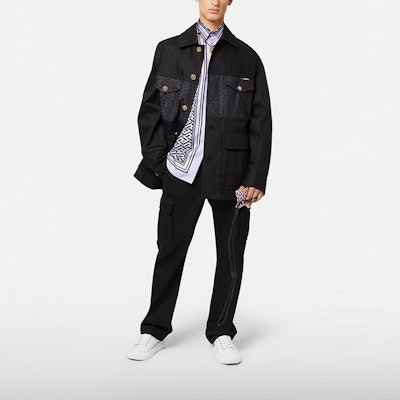 VERSACE Kemeja Lengan Panjang Biru Corak Penuh dengan Kolar Lipat. 1003941-1A02816-5L160 Shop VERSACE Kemeja Lengan Panjang Biru Corak Penuh dengan Kolar Lipat. 1003941-1A02816-5L160