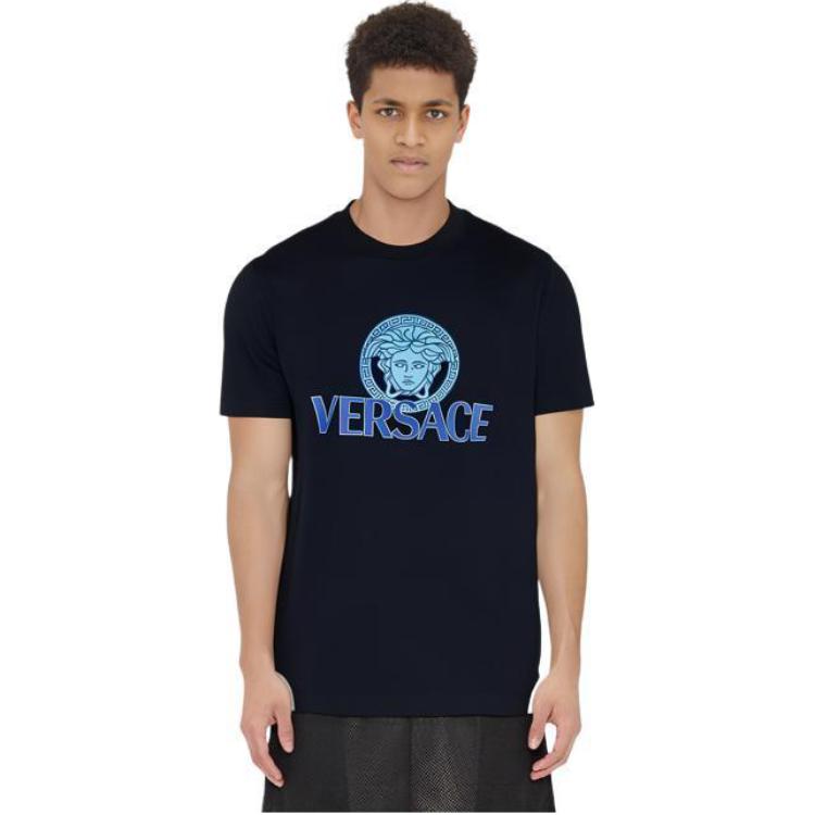 Shop ヴェルサーチ ブルーロゴプリント リラックスフィット クルーネック 半袖Tシャツ 1014226-1A10088-1UI20