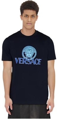 ヴェルサーチ ブルーロゴプリント リラックスフィット クルーネック 半袖Tシャツ 1014226-1A10088-1UI20 Shop ヴェルサーチ ブルーロゴプリント リラックスフィット クルーネック 半袖Tシャツ 1014226-1A10088-1UI20