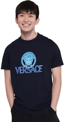 ヴェルサーチ ブルーロゴプリント リラックスフィット クルーネック 半袖Tシャツ 1014226-1A10088-1UI20 Purchase ヴェルサーチ ブルーロゴプリント リラックスフィット クルーネック 半袖Tシャツ 1014226-1A10088-1UI20