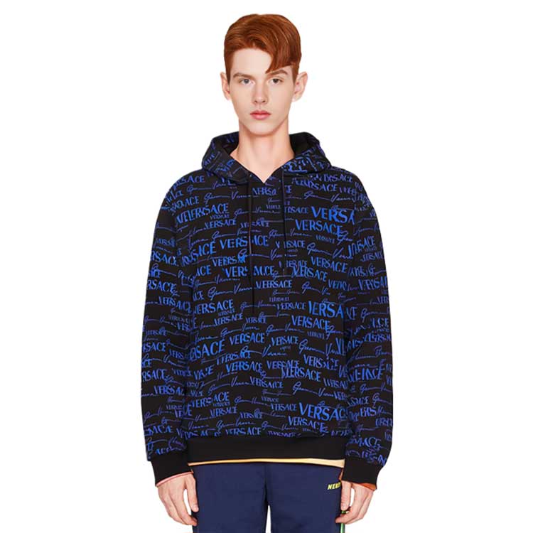 Shop ヴェルサーチ ブルースウェットシャツ オールオーバーロゴプリント入り 1003251-1A02294-5B140