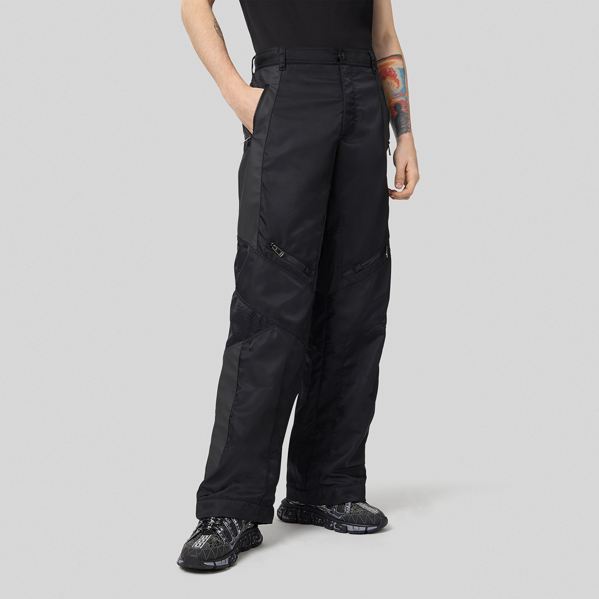 Shop Pantalones Negros Anchos de Nylon Versace Casual para Uso Diario. A87541A230415A1008