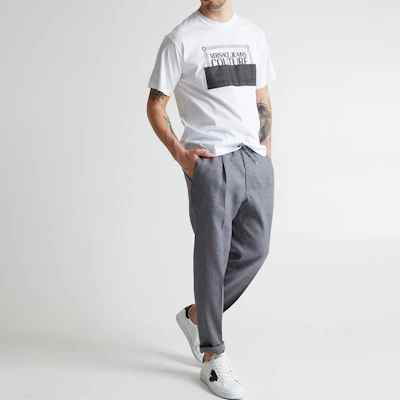 베르사체 로고 프린트 크루넥 반팔 티셔츠. 72GAHP0-3CJ00P-21003 Shop 베르사체 로고 프린트 크루넥 반팔 티셔츠. 72GAHP0-3CJ00P-21003