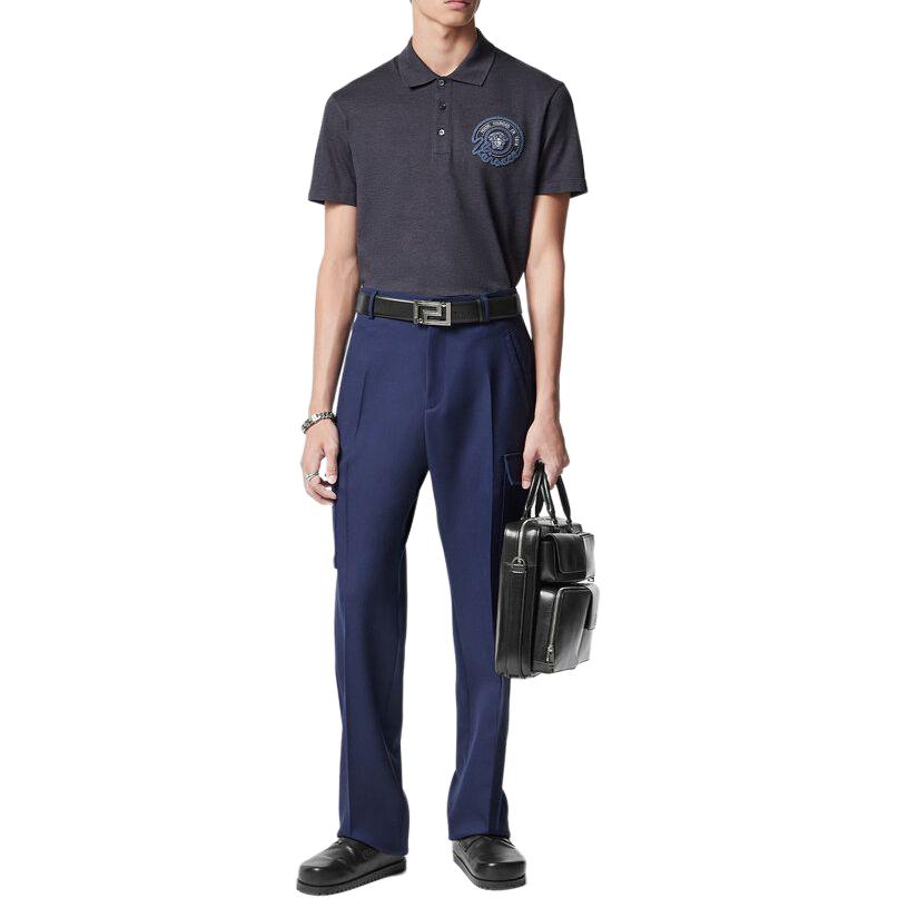 Lookbook 范思哲 深灰色刺绣字母图案短袖POLO衫 1013906-1A09797-1E880