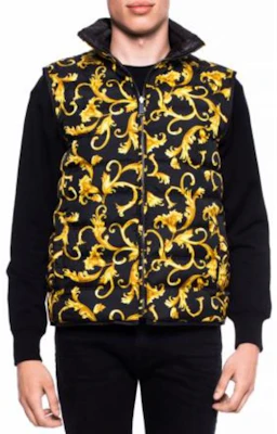 VERSACE Rompi Tanpa Lengan Full Print dengan Resleting - Hitam A80318-A226631-A008 Shop VERSACE Rompi Tanpa Lengan Full Print dengan Resleting - Hitam A80318-A226631-A008