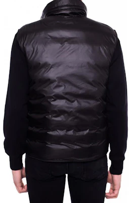 VERSACE Rompi Tanpa Lengan Full Print dengan Resleting - Hitam A80318-A226631-A008 Sizing VERSACE Rompi Tanpa Lengan Full Print dengan Resleting - Hitam A80318-A226631-A008