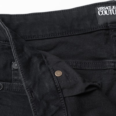 VERSACE FW22 Vaqueros Negros Slim Straight de Tiro Medio 73GAB544-CDW06-906 Cheap VERSACE FW22 Vaqueros Negros Slim Straight de Tiro Medio 73GAB544-CDW06-906