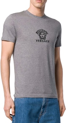 ヴェルサーチ グレー メデューサロゴ プリント クルーネック 半袖Tシャツ A82396-A224589-A904B Shop ヴェルサーチ グレー メデューサロゴ プリント クルーネック 半袖Tシャツ A82396-A224589-A904B