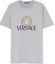 Buy Camiseta de cuello redondo con estampado del logo de Versace en gris. 1014226-1A10088-1E090