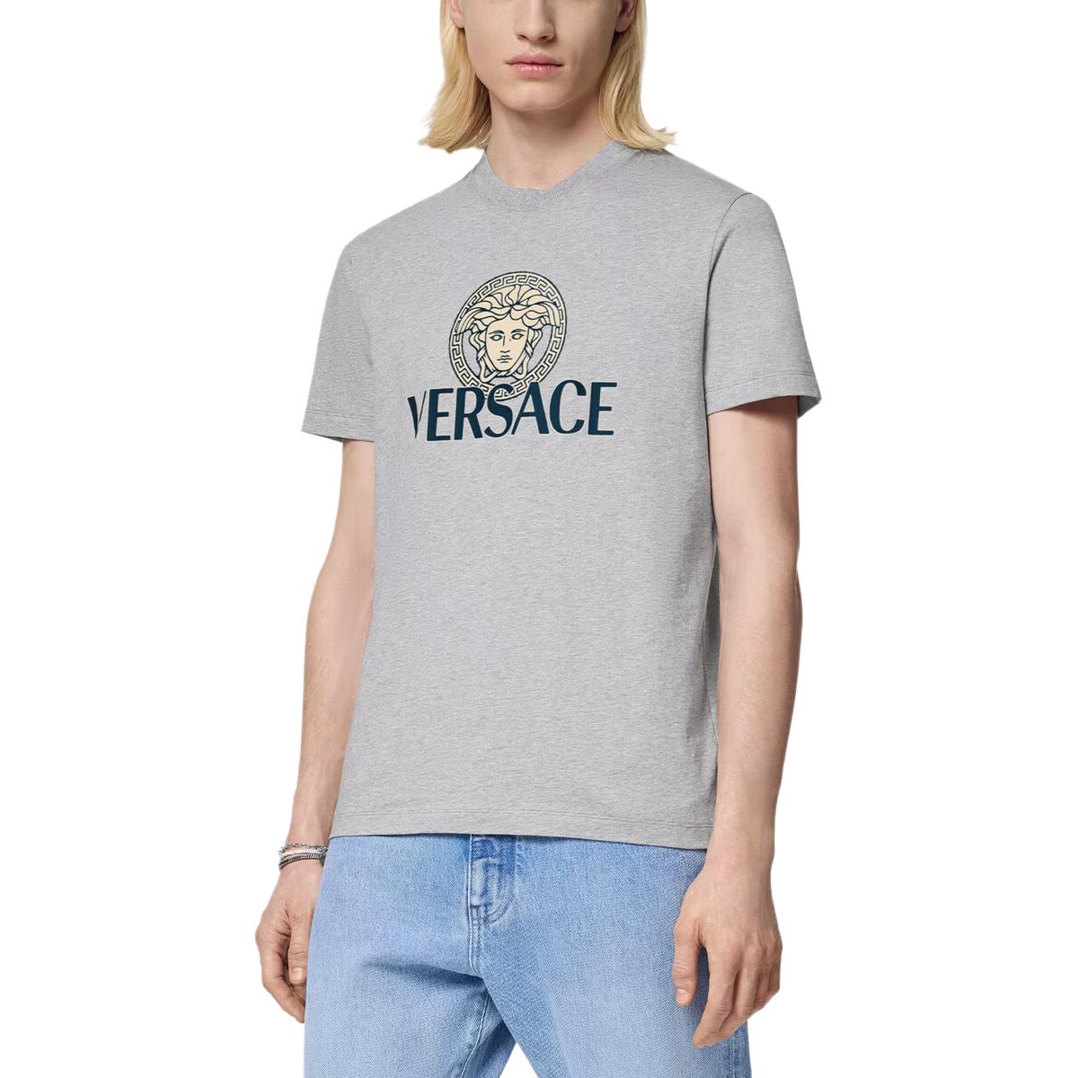 Purchase Camiseta de cuello redondo con estampado del logo de Versace en gris. 1014226-1A10088-1E090