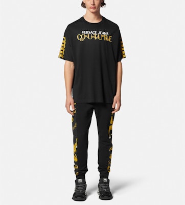 베르사체 로고 프린트 크루넥 반팔 티셔츠 - 블랙 E75GAHF01-ECJ00F-EG89 Lookbook 베르사체 로고 프린트 크루넥 반팔 티셔츠 - 블랙 E75GAHF01-ECJ00F-EG89