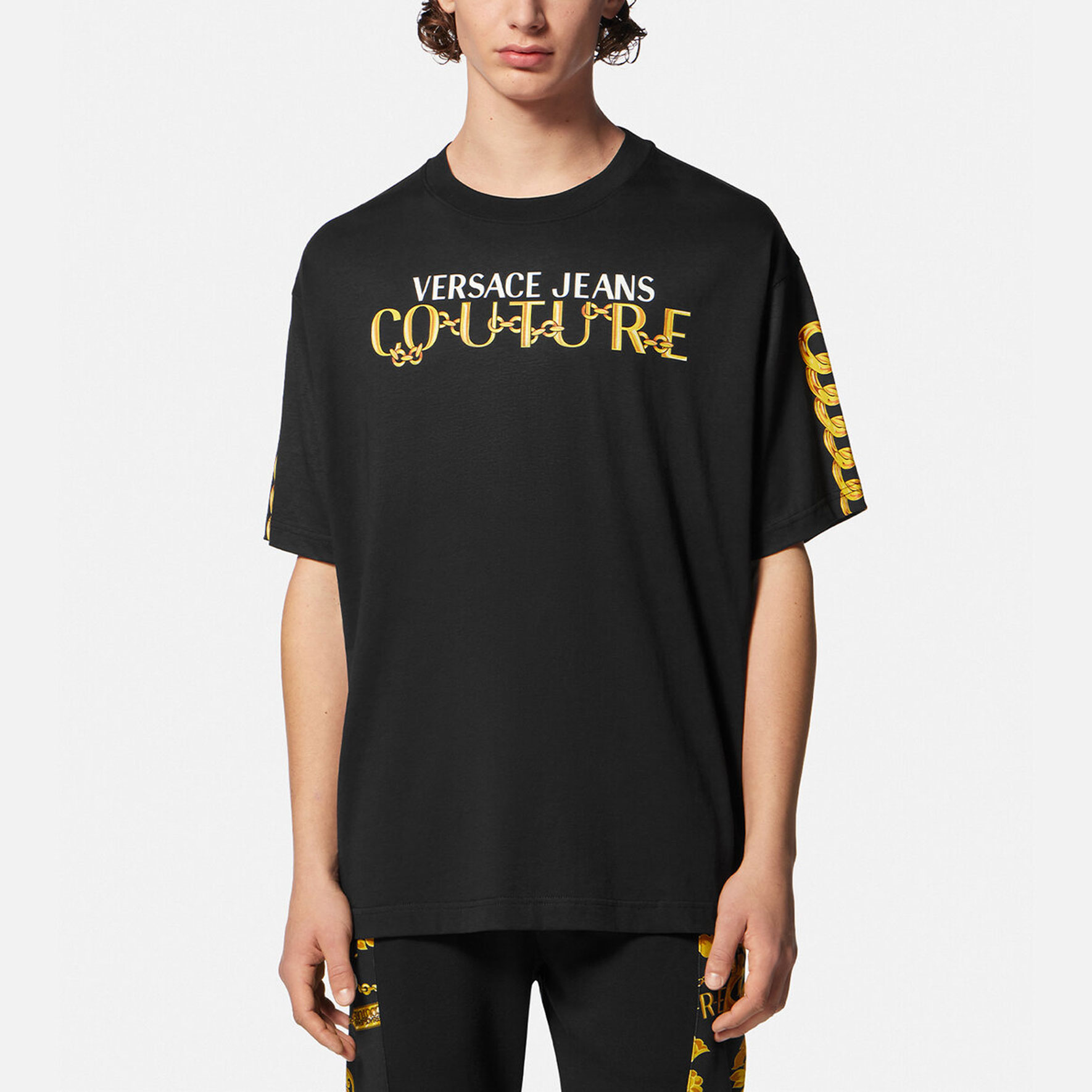 Shop 베르사체 로고 프린트 크루넥 반팔 티셔츠 - 블랙 E75GAHF01-ECJ00F-EG89