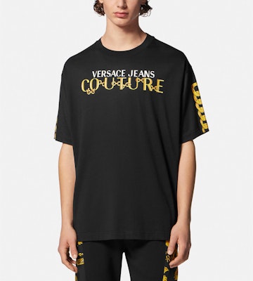 베르사체 로고 프린트 크루넥 반팔 티셔츠 - 블랙 E75GAHF01-ECJ00F-EG89 Shop 베르사체 로고 프린트 크루넥 반팔 티셔츠 - 블랙 E75GAHF01-ECJ00F-EG89