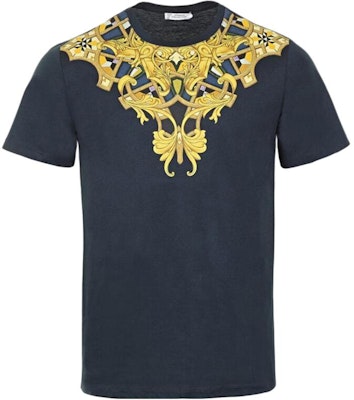 ヴェルサーチ ネイビーブルー ロゴプリント クルーネックTシャツ V800683-VJ00236-V7023 Buy ヴェルサーチ ネイビーブルー ロゴプリント クルーネックTシャツ V800683-VJ00236-V7023