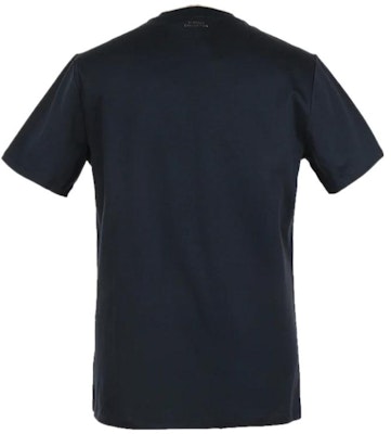 ヴェルサーチ ネイビーブルー ロゴプリント クルーネックTシャツ V800683-VJ00236-V7023 Lookbook ヴェルサーチ ネイビーブルー ロゴプリント クルーネックTシャツ V800683-VJ00236-V7023