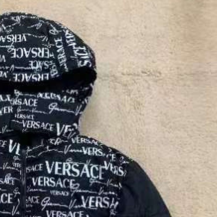 Sizing VERSACE  Reversible Letter Print Hooded Down Jacket - Black. 1002751-1A02301-5B040