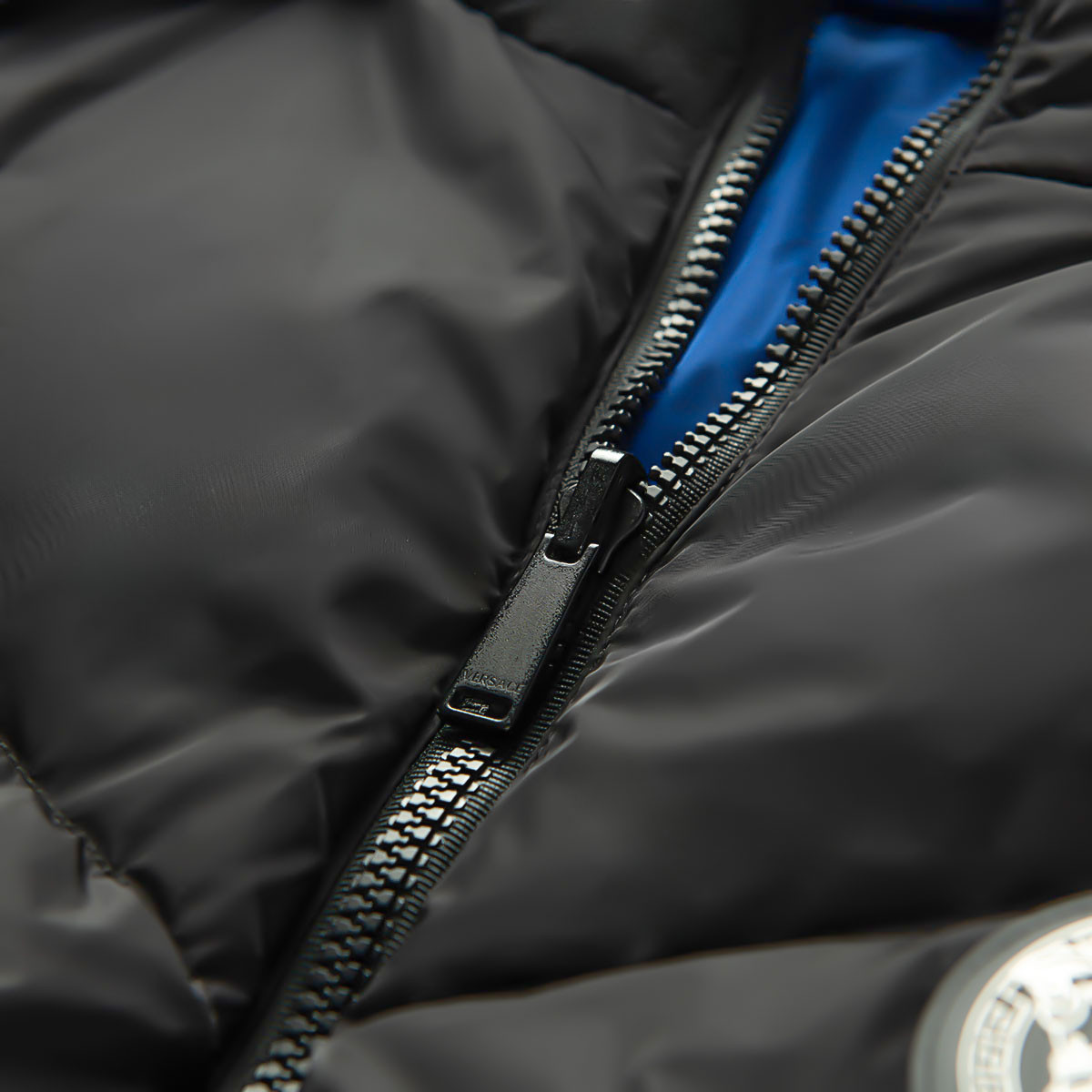 Details for Versace Jaket Down Lengan Panjang Reversible Logo - Hitam 1002750-1A02018-2B010