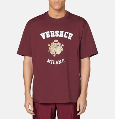 ヴェルサーチ ソリッドカラー ロゴプリント クルーネック Tシャツ マルーン SS22 1005170-1A03467-1R580 Shop ヴェルサーチ ソリッドカラー ロゴプリント クルーネック Tシャツ マルーン SS22 1005170-1A03467-1R580