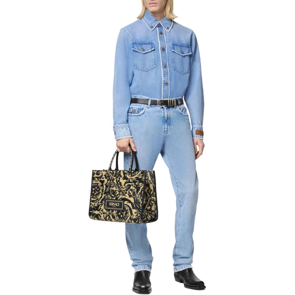 Lookbook VERSACE 固體標誌補丁丹寧長袖襯衫 淺藍色 SS24 1016108-1A11281-1D380