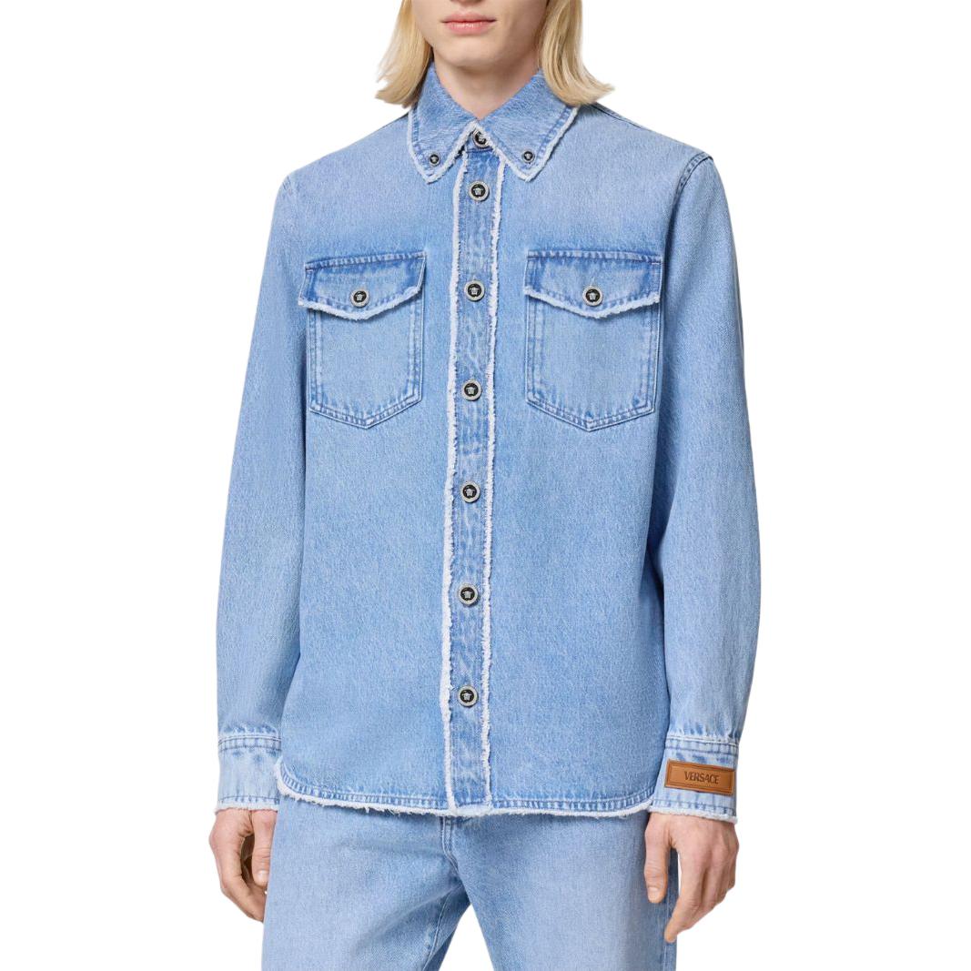 Shop VERSACE 固體標誌補丁丹寧長袖襯衫 淺藍色 SS24 1016108-1A11281-1D380