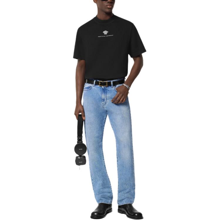 Lookbook VERSACE SS24 黑色刺繡Logo圓領短袖T恤。 1015738-1A11054-1B000