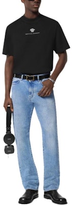 VERSACE SS24 黑色刺繡Logo圓領短袖T恤。 1015738-1A11054-1B000 Lookbook VERSACE SS24 黑色刺繡Logo圓領短袖T恤。 1015738-1A11054-1B000