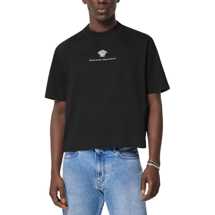 Shop VERSACE SS24 黑色刺繡Logo圓領短袖T恤。 1015738-1A11054-1B000