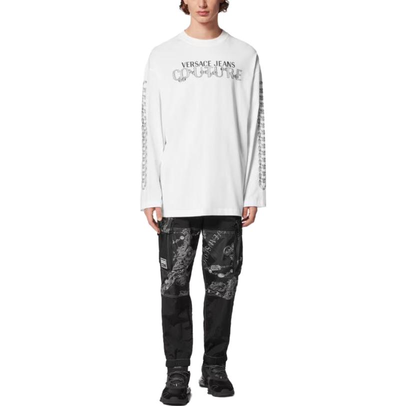 Lookbook VERSACE 白色長袖T恤 字母Logo印花設計。 E75GAHF03-ECJ00F-E003