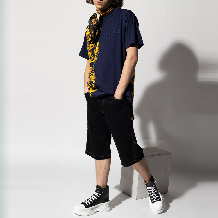 Lookbook VERSACE 全版印花黑色圓領T恤 B3GWA7R1S0155