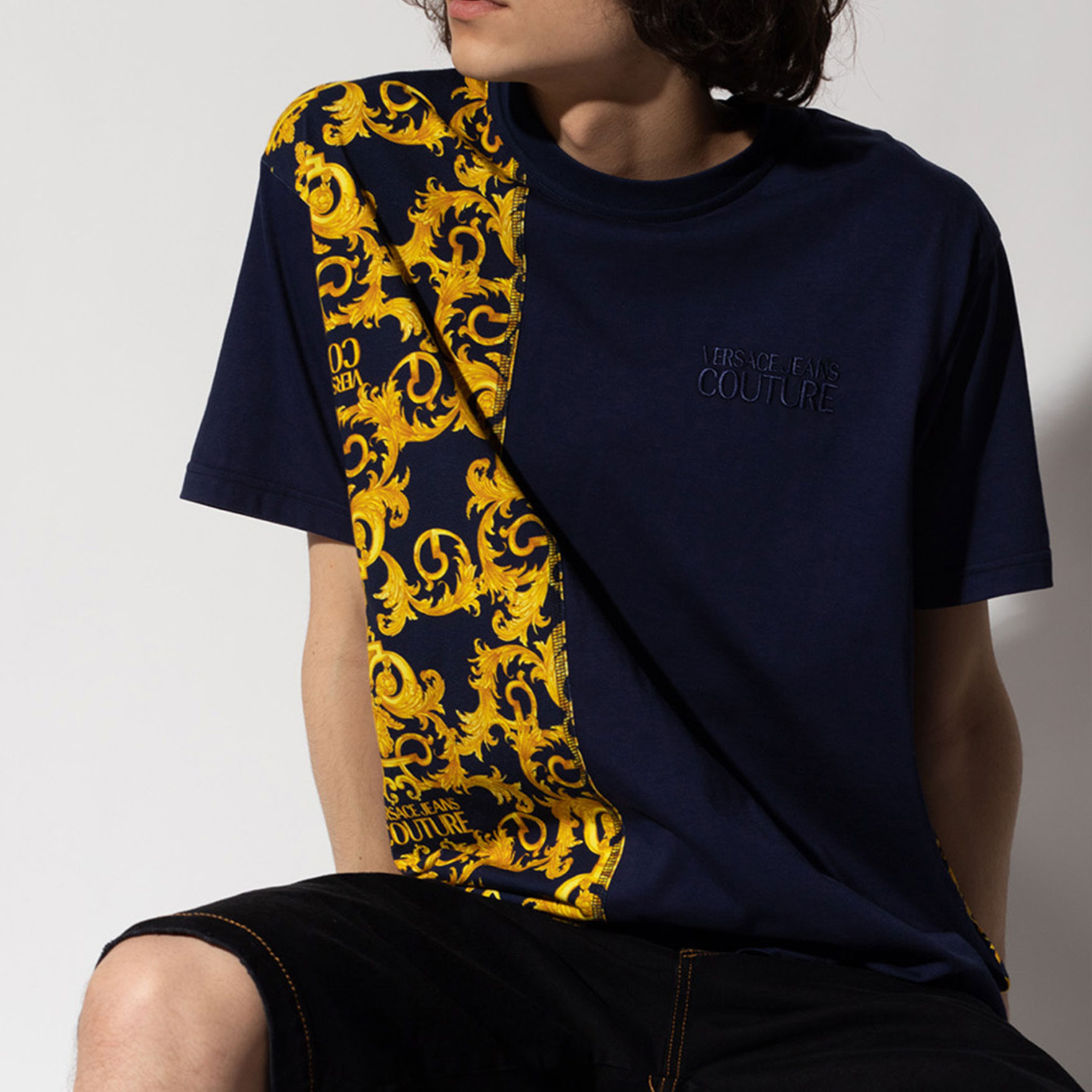 Shop VERSACE 全版印花黑色圓領T恤 B3GWA7R1S0155