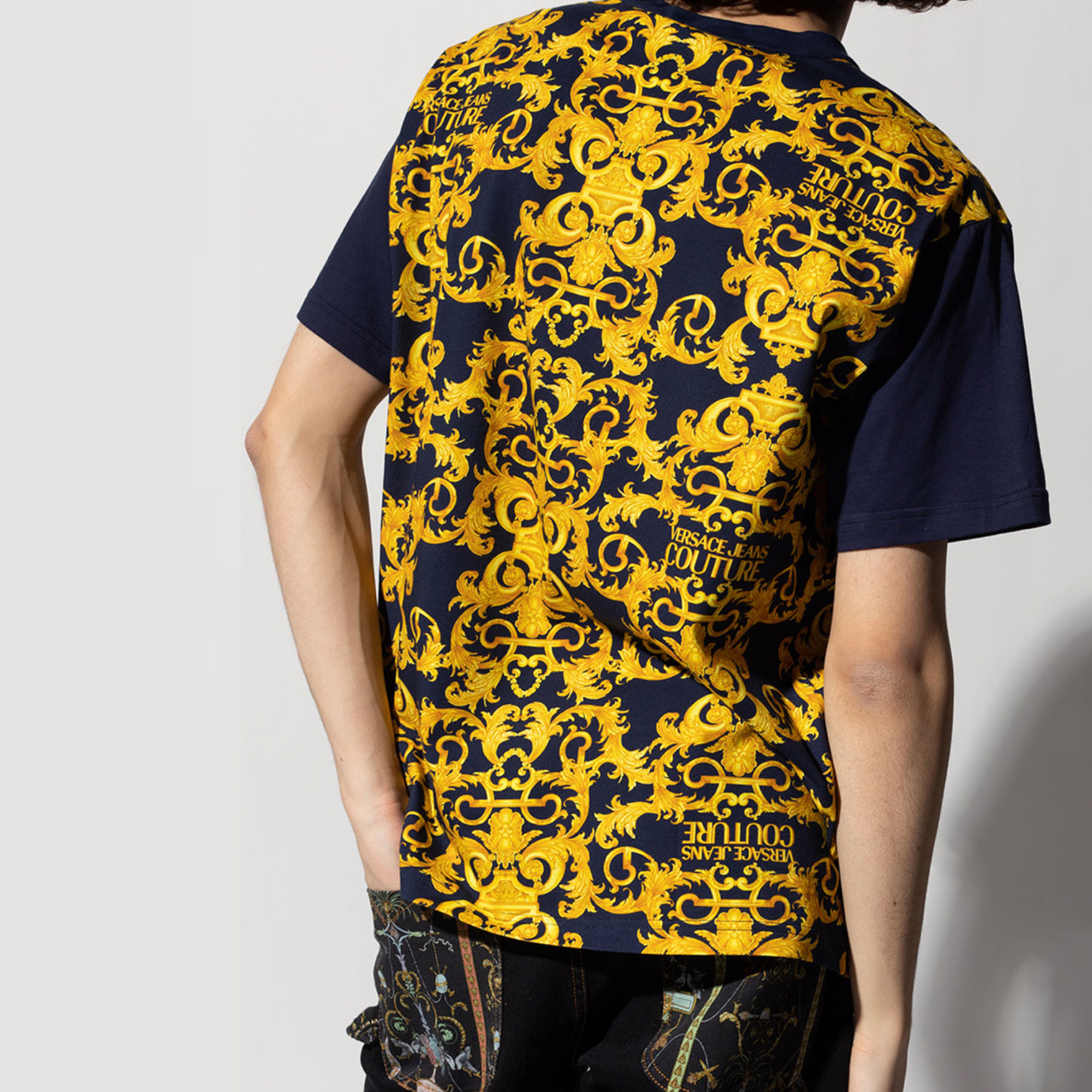 Purchase VERSACE 全版印花黑色圓領T恤 B3GWA7R1S0155