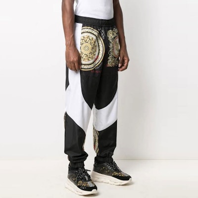 VERSACE Celana Jogger Knit Motif Baroque Hitam A885391-F006132-B020 Purchase VERSACE Celana Jogger Knit Motif Baroque Hitam A885391-F006132-B020