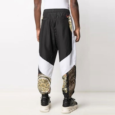 VERSACE Celana Jogger Knit Motif Baroque Hitam A885391-F006132-B020 Details for VERSACE Celana Jogger Knit Motif Baroque Hitam A885391-F006132-B020