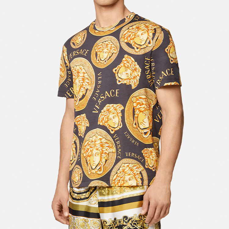 Lookbook VERSACE Baroque Print SS21 T-Shirt Gold A76113-1F00641-5B000