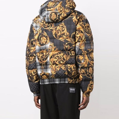 VERSACE 巴洛克可雙面穿連帽羽絨外套 黑/金 71GAA422-CQS06-G80 Shop VERSACE 巴洛克可雙面穿連帽羽絨外套 黑/金 71GAA422-CQS06-G80