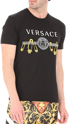 VERSACE Camiseta Negra Casual de Cuello Redondo con Logo Impreso. A85159-A228806-A2003 Sizing VERSACE Camiseta Negra Casual de Cuello Redondo con Logo Impreso. A85159-A228806-A2003