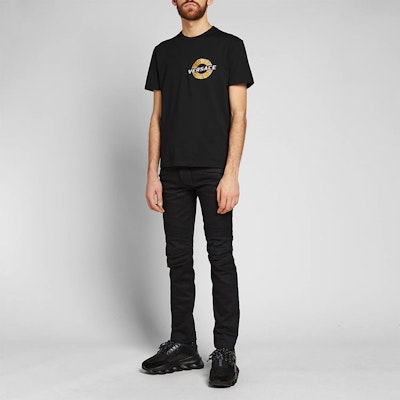 베르사체 블랙 코튼 티셔츠 골드 자수 로고 반팔 A81941-A224589-A008 Shop 베르사체 블랙 코튼 티셔츠 골드 자수 로고 반팔 A81941-A224589-A008