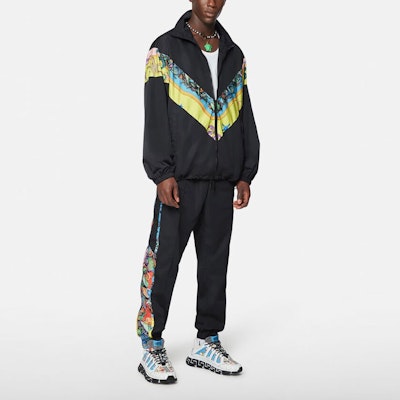 范思哲黑色印花拉链夹克配翻领. A89028-1F00977-5Y010 Lookbook 范思哲黑色印花拉链夹克配翻领. A89028-1F00977-5Y010