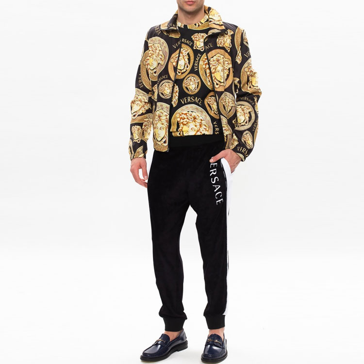 Shop VERSACE 黑色针织标志设计休闲裤。 A88744-A234742-A1008