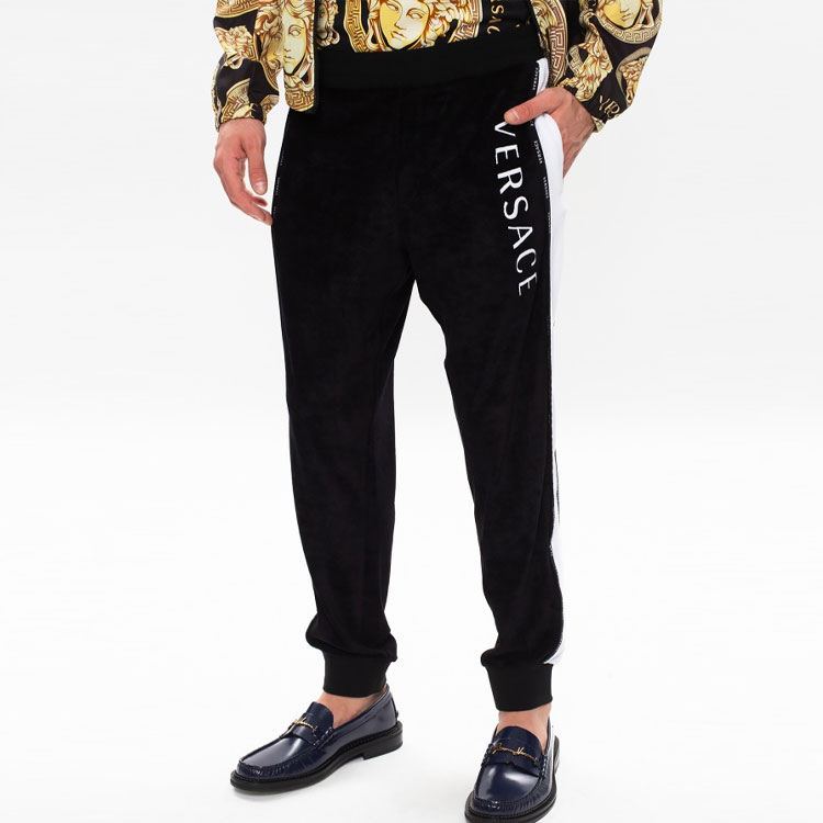 Purchase VERSACE 黑色针织标志设计休闲裤。 A88744-A234742-A1008