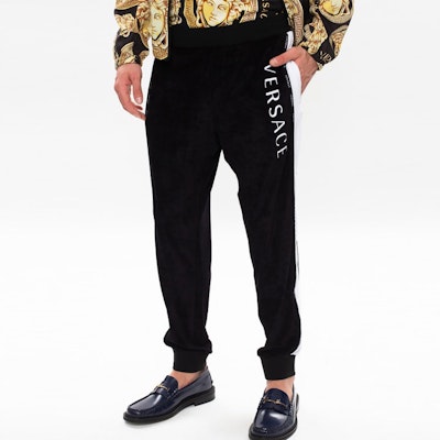 VERSACE 黑色针织标志设计休闲裤。 A88744-A234742-A1008 Purchase VERSACE 黑色针织标志设计休闲裤。 A88744-A234742-A1008