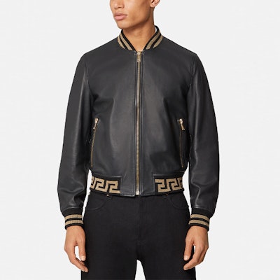 VERSACE 黑色字母拉鍊棒球領夾克 A81890-1L00176-2B150 Shop VERSACE 黑色字母拉鍊棒球領夾克 A81890-1L00176-2B150