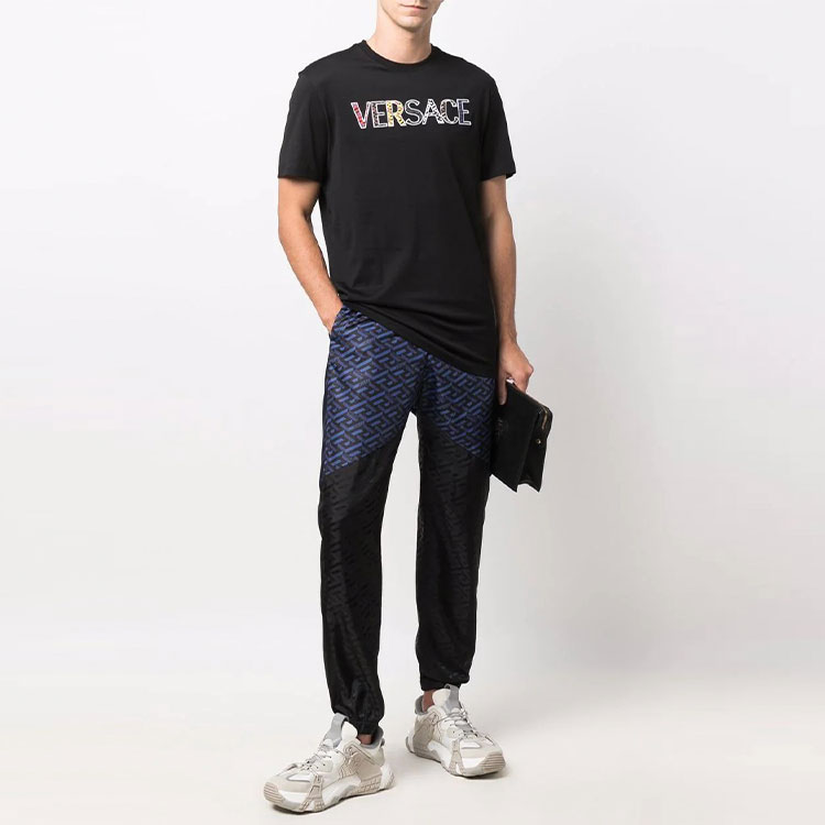 Lookbook VERSACE 黑色徽標刺繡短袖圓領T恤。 1002463-1A01811-1B000