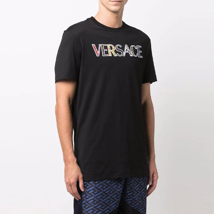 Purchase VERSACE 黑色徽標刺繡短袖圓領T恤。 1002463-1A01811-1B000